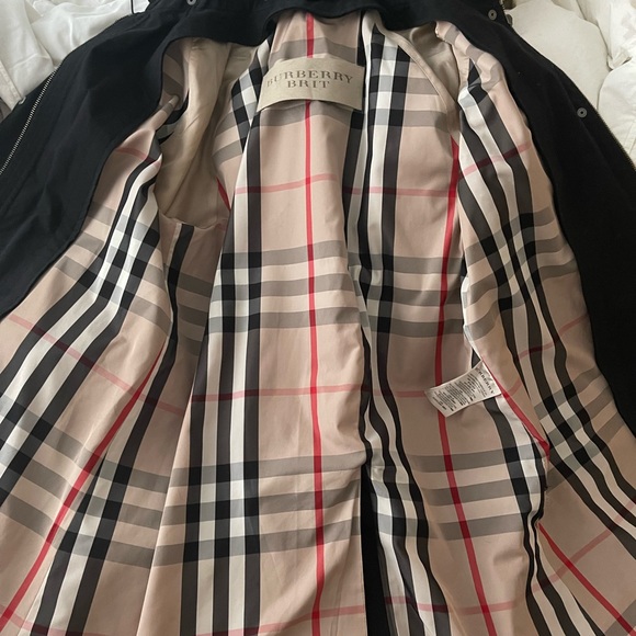 Burberry raincoat. Full detachable inner lining and hood.Beautiful condition - Picture 2 of 5